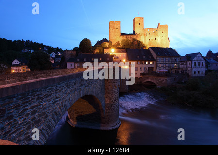 Ponte sul fiume Lahn in città storica Runkel. Hesse, Germania Foto Stock