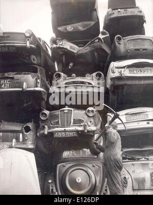 Nov 19, 2007 - Londra, Inghilterra, Regno Unito - Pile di vetture junked maggio, 1970 ) Foto Stock