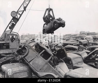 Nov 19, 2007 - Londra, Inghilterra, Regno Unito - Pile di junked vetture 1961 Foto Stock