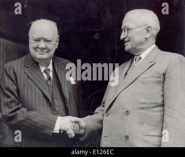 Nov 19, 2007 - Londra, Inghilterra, Regno Unito - ex British PM WINSTON CHURCHILL ci accoglie il Presidente Harry Truman a casa sua a Chartwell (credito Immagine: KEYSTONE Pictures USA/ZUMAPRESS.com) Foto Stock