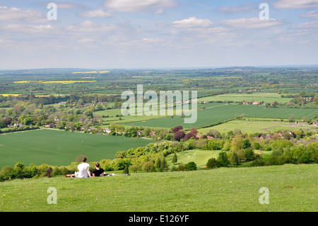 Bucks - Chiltern Hills - Coombe Hill - giovane rilassante - gode di ampia vista sulla pianura Aylesbury - luce del sole di primavera - blue sky Foto Stock
