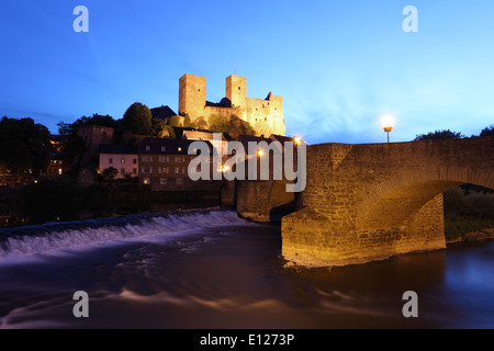 Ponte sul fiume Lahn in città storica Runkel. Hesse, Germania Foto Stock