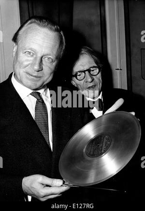 Apr 01, 2009 - Londra, Inghilterra, Regno Unito - ALFRED DENIS CORTOT (R) (26 settembre 1877 Ð 15 giugno 1962) era un pianista franco-svizzera e conduttore. Egli è uno dei più popolari del XX secolo i musicisti, particolarmente rinomata per la sua intuizione poetica nel periodo romantico pianistico, in particolare quelle di Chopin e Schumann. (Credito Immagine: KEYSTONE Pictures USA/ZUMAPRESS.com) Foto Stock