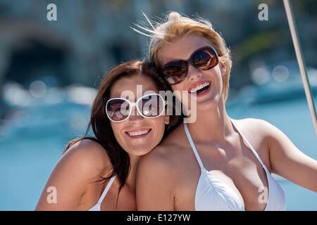 Sett. 19, 2009 - sett. 19, 2009 - Due attraenti donna sorridente su yacht a vela divertirsi sulla giornata di sole Foto Stock