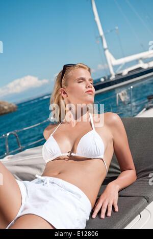 Sett. 19, 2009 - sett. 19, 2009 - donna bionda a prendere il sole in bikini bianco su yacht di lusso sul mare Â© CTK/ZUMAP Foto Stock