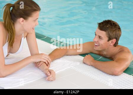 Giugno 30, 2010 - 30 Giugno 2010 - piscina - giovani amare giovane tenere le mani sul bordo della piscina Ã Â© CTK/ZUMAPR Foto Stock