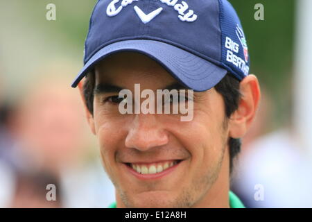 Wentworth, Surrey, Regno Unito. 21 Maggio, 2014. Celebrità unire le stelle del PGA European Tour Golf sul green di Wentworth per la vetrina annuale BMW PGA Championship Pro-Am. Matteo MANASSERO 2013 CHAMPION Credit: Motofoto/Alamy Live News Foto Stock