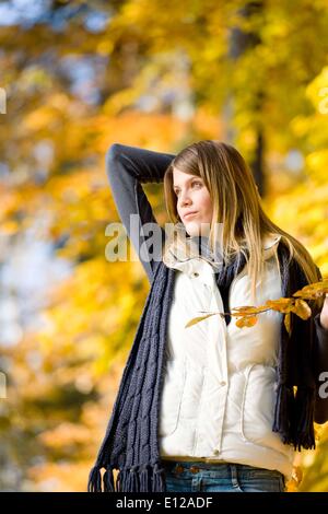 Ottobre 27, 2010 - Ott. 27, 2010 - Autunno park - moda donna modello sulla giornata di sole Foto Stock