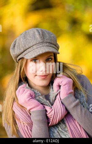 Ottobre 27, 2010 - Ott. 27, 2010 - Autunno park - moda donna modello di indossare il cappuccio sulla giornata di sole Foto Stock