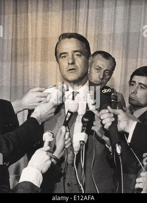 Jan 18, 2011 - Hyannisport, Massachusetts, STATI UNITI - ROBERT SARGENT SHRIVER, JR. (9 novembre 1915 Ð 18 gennaio 2011) era un uomo politico americano e attivista. Noto come R. Sargent Shriver o Sarge, egli è meglio conosciuto come parte della famiglia Kennedy, come la forza di azionamento dietro la creazione di un corpo di pace e come il Partito Democratico del candidato per US vice presidente - avendo sostituito nominee Thomas Eagleton, che ha rassegnato le dimissioni dal ticket durante il 1972 STATI UNITI ELEZIONI PRESIDENZIALI. Shriver morì all'età di 95 il 18 gennaio 2011 Foto Stock