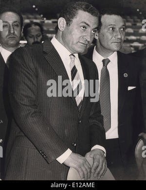 Giugno 19, 2012 - Cairo, Egitto - una garanzia ufficiale dice dell'Egitto leader spodestato Hosni Mubarak è stato messo a sostegno della vita dopo il suo cuore arrestato dopo aver subito un colpo quando è arrivato in ospedale dal carcere. In precedenza, dell'Egitto agenzia ufficiale, ha detto che era stato "clinicamente morto". Fonti più tardi detto Mubarak è stata mantenuta viva. Il presidente Mubarak ha dichiarato in Egitto per tre decenni fino a quando rovesciato da una rivoluzione nella ''Primavera araba' nell' ultimo anno. Nella foto: Gennaio 29, 1983 Hosni Mubarak a New York la visita alle Nazioni Unite. Foto Stock