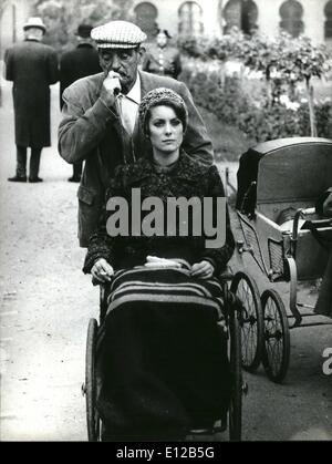 Dic. 09, 2011 - bellissima attrice francese Catherine Deneuve è la star del film più recenti di Luis Bunuel ''Pristana'', una storia posto durante la guerra civile in Spagna. Lei avrà il ruolo di una donna che soffre di un tumore e una delle sue gambe, saranno costretti a subire l'amputazione della gamba. La foto mostra il regista Luis Bunuel azionare la ruota-cattedra della sofferenza Catherine Deneuve ana. Foto Stock