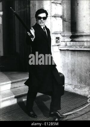 Dic. 09, 2011 - attore francese Alain Delon, chi è a Roma per il film ''Siciliani" ha girato oggi in Piazza della Ninerva una scena del film, che racconta di grande rapina. Altri attori del film sono Jean Gabin, Amedeo Nazzari Lino Ventura e Irina Demich. Alain Delon visto in Piazza della Minerva durante il lavoro o il film. Foto Stock