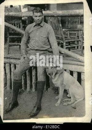 Dic. 09, 2011 - Mentre fuori della ribalta. Il titolo di campione dei pesi massimi è una bella persona popolare e ti è raramente che egli riceve una possibilità di andare lontano da se stesso e di essere poco naturale. Jack Dempsey ha gettato la maggior parte dei suoi seguaci fuori la sua via quando ha diretto per un viaggio nei pressi della sua vecchia casa a Manassa, Colorado e guarda come se si trattasse di un piacevole cambiamento. Foto Stock