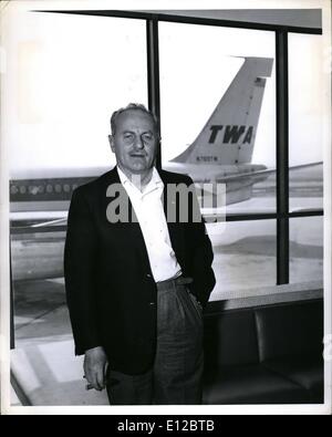 Dic. 09, 2011 - Per il rilascio immediato. New York International Airport, 8 luglio 1962,... Darryl Zanuck assi un TWA Super Jet per Foto Stock