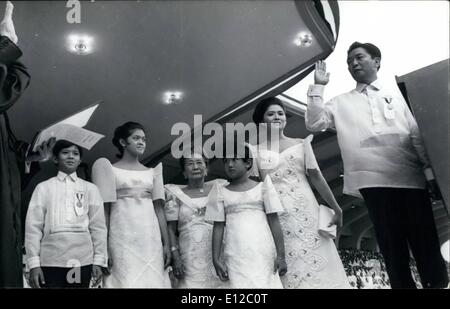 16 dic 2011 - Manila, Filippine Ã¢â'¬â€oe Il presidente filippino Ferdinand Marcos E. prende giuramento per il suo secondo mandato, Foto Stock