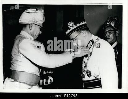 16 dic 2011 - investitura a Kuala Lumpur. Sua Maestà il Sultano del Brunei ha investito il Primo Ministro della Malesia, dato Abdul Razak Bin Hussein, con il più illustre Ordine della Corona di Brunei, prima classe (S.P.M.B.), a un privato investitura tenutasi presso l'Istana Tetamu, Kuala Lumpur. La foto mostra: Dato Razak riceve l'ordine da parte di Sua Altezza il Sultano del Brunei. Foto Stock