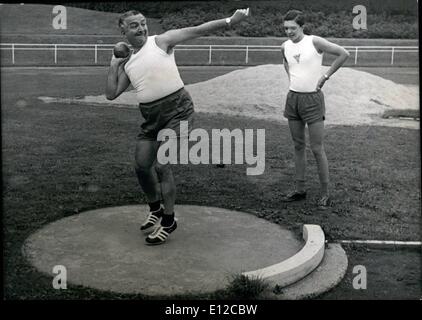 16 dic 2011 - Tedesco il Vice Cancelliere treni per sport medaglia Dr Erich Mende, il Vice Cancelliere della Repubblica federale di Germania e presidente del Partito Democratico Libero, chi è titolare di WW II Cavalieri Croce di Croce di Ferro, utilizza la mattina presto il tempo per la pratica per ottenere il tedesco Sports medaglia. Per questo, Mende deve ottenere alcuni punti in cinque diverse discipline sportive. Foto Stock