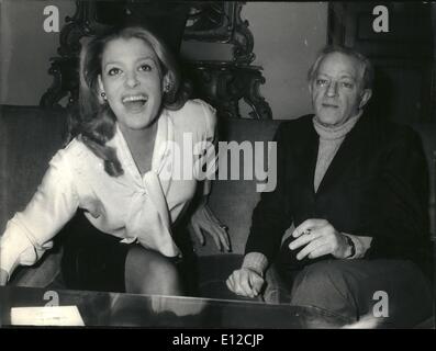 Il 12 Dic. 2011 - Direttore Jules Dassin e l'attrice Melina Mercouri ha tenuto una conferenza stampa in occasione della presentazione nella casa del loro ultimo film ''promesse all'alba", progetto da un noga di Romain Cary, che conta la storia di tenero amore di una madre per il suo figlio. mostra fotografica di Jules Dassin e Melina Mercouri durante la conferenza stampa. Foto Stock