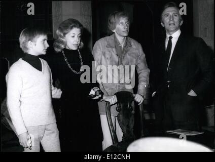 16 dic 2011 - La stella di Hollywood Kirk Douglas è la creazione di un filmato in Amburgo. Una rapida visita. Pietro e Eric stanno visitando il loro famoso padre, la stella di Hollywood Kirk Douglas. Egli è in piedi davanti alla telecamera cinematografica ad Amburgo (Germania occidentale). Il film chiamato un uomo rispettabile . La gioia di vedere il loro padre nuovamente, è stato davvero molto breve. I quattordici anni di Eric ha dovuto tornare a scuola di Boston/STATI UNITI D'AMERICA. OPS: da sinistra a destra: Eric, la sig.ra Douglas, Pietro e Eric Douglas. Foto 5.4.72 Foto Stock