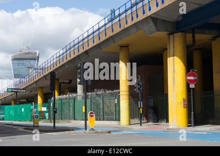 Sezione in alzata della Docklands Light Railway accanto al cavo Street a Tower Hamlets, a est di Londra. Foto Stock