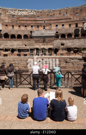 I turisti di Roma; una famiglia in vacanza al Colosseo, o Anfiteatro Flaviano, Roma, Roma Italia Europa Foto Stock