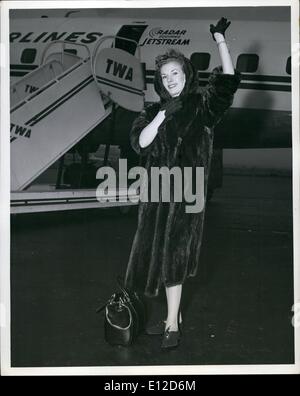 Dic. 14, 2011 - Edoardo Vianello aeroporto, N.Y., Nov.20--------Mink-Clad Gale Storm, popolare star televisiva e cantante, è circa a bordo di un Twa Jetstream volo verso la sua casa a Los Angeles in seguito ad un soggiorno di una settimana nella nostra città durante il tempo in cui ella è venuto giù con l'influenza impedendo la sua per far suo il previsto impegno di Philadelphia. Lei riprenderà la sua attività di TV sulla costa. Foto Stock