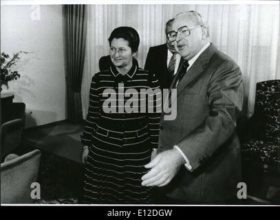 Dic. 15, 2011 - Simone Veil a Bonn/Germania Ovest - per una tre giorni di prima visita è venuto il Presidente del Parlamento europeo, Simone Veil, a Bonn/ Occidentale-Germania. La sig.ra Veil consultions aveva con i presidenti dei partiti politici rappresentati nel Bundestag Occidentale-germania, nonché con il Presidente Federale di Occidentale-germania, Karl Carstens. OPS: Simone Veil con il vicepresidente della Germania Ovest Richard Stucklen (destra) Foto Stock