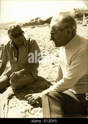Dic. 15, 2011 - Losey presso il Festival di Cannes: Joseph Losey, il direttore britannico che ha vinto il Gold Award del Festival di Cannes nel 1971 per il suo film ''Il Messaggero'' presenta oggi, ufficiosamente "'Doll House'' con Jane Fonda. Mostra fotografica di Joseph Losey (sulla sinistra) e il sig. Touzet, Festival Segretario, sulla spiaggia di Cannes. Foto Stock
