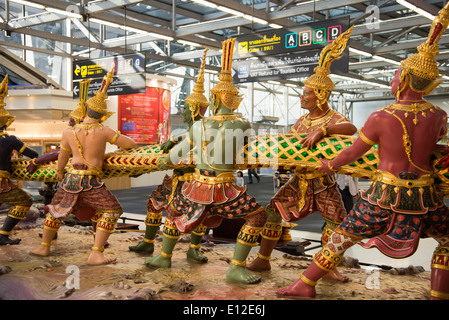 Tailandese tradizionale ballerini in area partenze dell'Aeroporto Suvarnabhumi di Bangkok in Thailandia Foto Stock