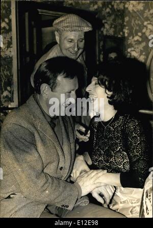 Dic. 15, 2011 - Anna Magnani e Bourvil diretto da Claude Autant Lara direttore francese di film ha iniziato a sparare vicino a Parigi ''Le Magot de Josefa'' adattato da un romanzo da Cathrine Claude. Aprts leader vengono riprodotti da Anna Magnani, Bourvil e Pierre Brasseur. OPS: Claude Autant Lara, Anna Magnani e Bourvil sembrano divertirsi durante le riprese di ''Le Magot de Josefa' Foto Stock