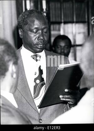 21 dicembre 2011 - Il Presidente ha prestato giuramento. Daniel Arap Moi ha prestato giuramento del Presidente circa dodici ore dopo la morte del Presidente Kenyatta a casa di stato, Nairobi. Foto di Camerapix, Box 45048, Nairobi, Kenia. Foto Stock