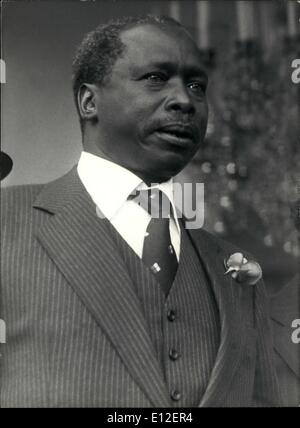 21 dicembre 2011 - Le Presidente Arap Moi a Parigi. Daniel Arap Moi, Presidente du Kenya, un ete recu aujourd'hui un l'Elysee par le Presidente Giscard d'Estaing c'est le Premier Voyage un l'etranger cu successeur de Kenyatta, venu en France pour discuter de la situazione politique et militaire en Afrique orientale. NPM: Daniel Arap Moi a sa sortie de l'Elysee. Foto Stock