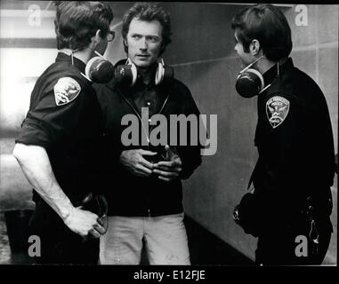 Dic. 26, 2011 - Nuovo Thriller per Clint Eastwood: Clint Eastwood si è impegnato a realizzare un nuovo film thriller. Chiamato '"magnum vigore", la foto descritta come una polizia shocker. Si racconta la storia di una forza di polizia che esegue i propri sospetti senza il dovuto processo di legge. Clint è naturalmente uno dei bravi ragazzi. Mostra fotografica di Clint Eastwood discute il suo ruolo con la polizia di San Francisco. Foto Stock