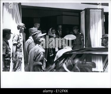 Dic. 26, 2011 - a suo modo - La signora Abdul Haris Nasution, moglie di Indonesia il Ministro della Difesa, lascia la loro casa a Giacarta la mattina del 7 ottobre, 1965 portante il corpo della sua figlia di 5 anni, che è stato ucciso durante il regime comunista colpo di stato fallito del 1 ottobre. Come è abitudine musulmana, il corpo non è collocata in uno scrigno, ma è avvolto nel panno e sepolto. Onorevole Nasution portato la ragazza sul suo giro in auto al cimitero. Foto Stock