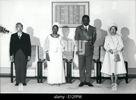 Gen 09, 2012 - Visite di Mobuto Giappone: Generale Joseph D. Mobutu, presidente della Repubblica del Congo è arrivato in Giappone con la moglie su nove giorni di visita ufficiale di promuovere relazioni più strette tra i due paesi a seguito della firma del loro primo accordo commerciale nel novembre scorso. La foto mostra: il Presidente Mobutu e sua moglie sono ricevuti dall'imperatore e l'Imperatrice del Giappone al palazzo imperiale di Tokyo. Foto Stock