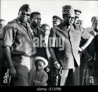 Gen 09, 2012 - Il Presidente Mobutu Sese Seko (r). attualmente in visita in Uganda per talles con il presidente Idi Amin sul Tomzania/Uganda. Foto Stock