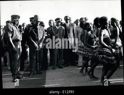 Gen 09, 2012 - Presidente Amin (L) e Presidente Mobutu guarda una donna Baganda eseguire una danza tradizionale. Foto Stock