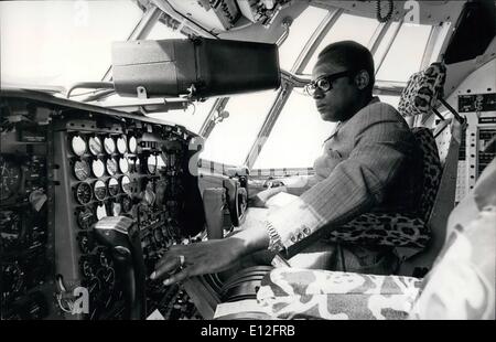 Gen 09, 2012 - Il Presidente Mobutu Sune Seko nella sua personale C-130 che seduti in Loopard-Skin come ha vola verso il paese dilaniato dalla guerra Provics SHoba. Foto Stock