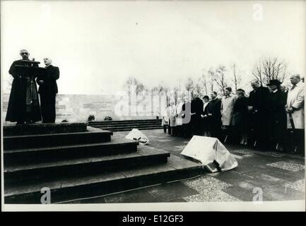 Gen. 10, 2012 - Visita di Stato del presidente americano Ronald Regan per la Germania occidentale. OPS: presso l'ex campo di concentramento di Bergen Belsen: da destra: US Foreign Minster George Shltz, West Il cancelliere tedesco Helmut e sua moglie, il presidente statunitense Ronald Reagan e sua moglie, ministro del Land della Bassa Sassonia Ernest Albert e sua moglie, West Ministro tedesco delle finanze Gerhard Stoltenbers. Foto Stock