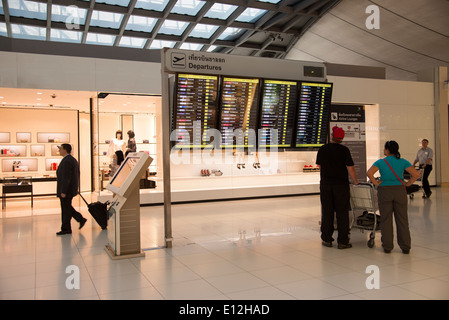 Aeroporto Internazionale Suvarnabhumi Bangkok Thailandia volo scheda partenze Foto Stock