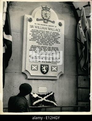 Febbraio 24, 2012 - scoprimento di una lapide a Sir William Wallace: una lapide a Sir William Wallace il patriota scozzese, è stata svelata dalla Contessa di Dundee questo pomeriggio. Il tablet è impostato in un pannello nella parete di San Bartolomeo del Ospedale, vicino al punto in cui egli è stato eseguito 651 anni fa. La foto mostra: Vista della compressa dopo la cerimonia di oggi. Foto Stock