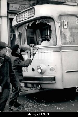 Gen 04, 2012 - Belga sciopero generale: mostra fotografica di scioperanti ha rotto con barre di ferro, vetri del tram. Foto Stock