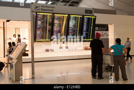 Aeroporto Internazionale Suvarnabhumi Bangkok Thailandia volo scheda partenze Foto Stock