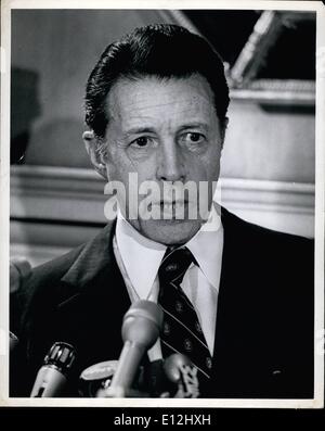 Febbraio 24, 2012 - Aprile 1982 New York City:Gli Stati Uniti di Segreteria della difesa, Sig. Casper Weinberger ha tenuto una conferenza stampa durante uno dei suoi numerosi viaggi a New York. L'immagine mostra: il sig. Weinberger durante la sua conferenza stampa. Foto Stock