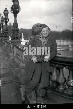 Febbraio 24, 2012 - Questo G.I. è un famoso attore sullo schermo. Kirk Douglas, il famoso schermo americano attore in un G.I. pone uniforme sull'Alexander III Bridge Parigi dove scene di in qualche parte del mondo sono state filmate questa mattina. Il film prodotto da Anatole Litvak fa rivivere alcuni dei drammatici episodi della liberazione di Parigi. Febbraio 14th/53 Foto Stock