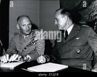 Gen 09, 2012 - importante incontro in forma: Generale Alfred D. Gruenther chi riesce generale Ridgway come il Comandante supremo alleato in Europa, fotografata con il maresciallo di campo Montgomery di Allemein, durante una riunione di forma questa mattina. Foto Stock