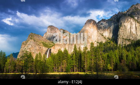 Pomeriggio di luce su Bridalveil cadere dalle porte della Valle, Yosemite National Park, California USA Foto Stock