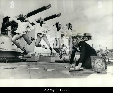 Febbraio 24, 2012 - Unisciti alla marina e vedere le ragazze: Seaman Harry Sullivan, della nave australiana H.M.A.S vampiro ha un tempo duro Foto Stock