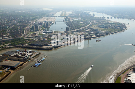 Vista aerea del London City Airport e il fiume Tamigi, London, Regno Unito Foto Stock